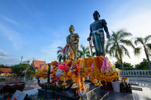 อนุสาวรีย์พ่อขุนผาเมือง และพิพิธภัณฑ์ “พ่อขุนผาเมือง”
