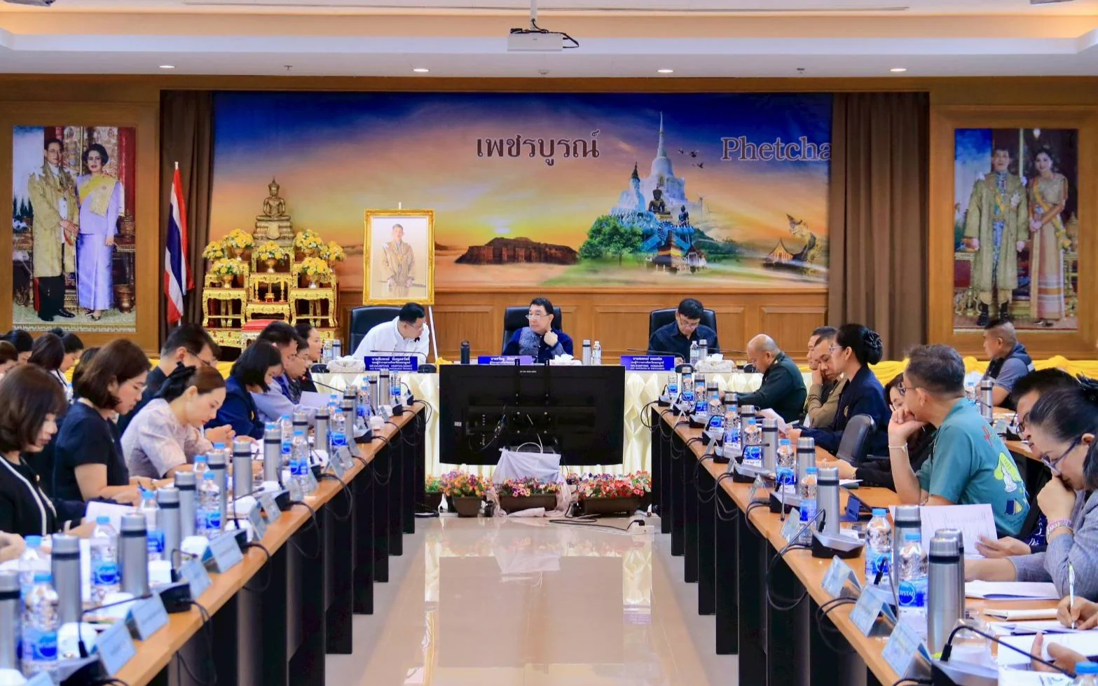  ประชุมเตรียมความพร้อมการจัดพิธีถวายดอกไม้จันทน์ งานพระราชพิธีถวายพระเพลิงพระบรมศพ สมเด็จพระนางเจ้าสิริกิติ์ พระบรมราชินีนาถ พระบรมราชชนนีพันปีหลวง